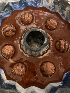 Una foto de Bizcocho de chocolate y Ferrero Rocher
