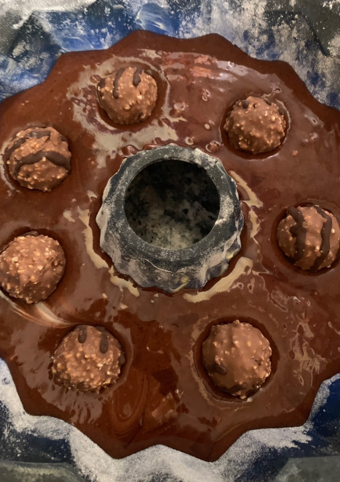 Una foto de Bizcocho de chocolate y Ferrero Rocher