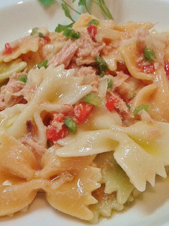 Una foto de Ensalada de farfalle tricolor con atún