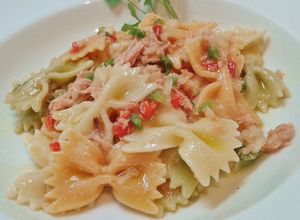 Una foto de Ensalada de farfalle tricolor con atún