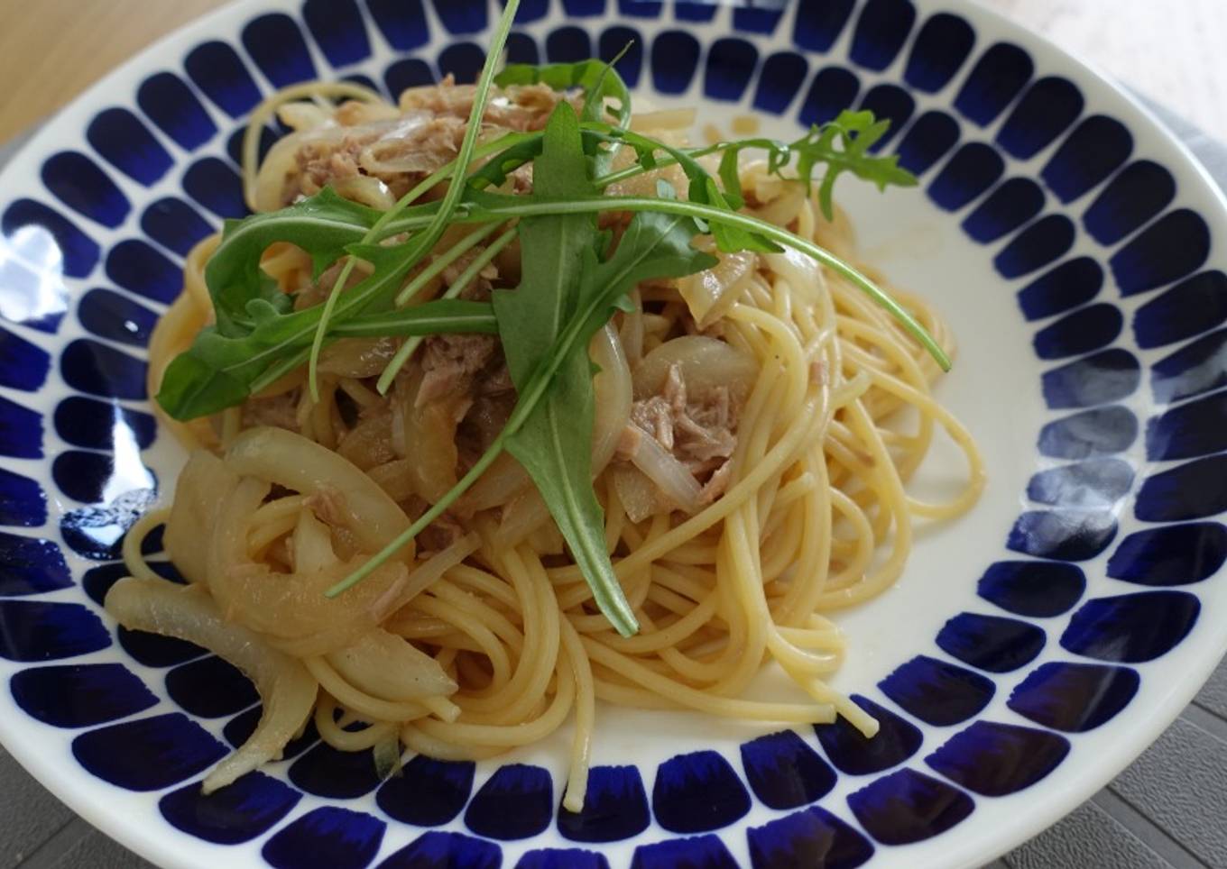 Japanese-style spaghetti with garlic and tuna (Easy recipe)