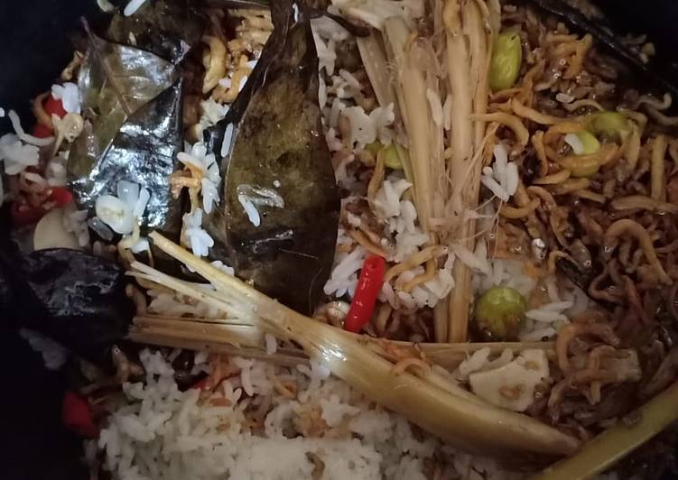 Langkah Mudah untuk Menyiapkan Nasi liwet teri dan pete yang Menggugah Selera