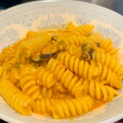 A picture of Creamy lobster & mussels pasta.