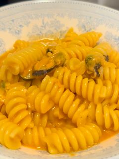 A picture of Creamy lobster & mussels pasta.