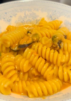 A picture of Creamy lobster & mussels pasta.