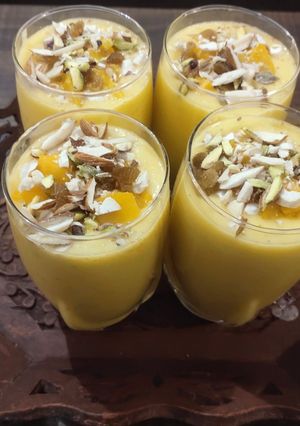 मैंगो लस्सी विद ड्राई फ्रूट (mango lassi with dry fruit recipe in Hindi) रेसिपी मुख्य फोटो