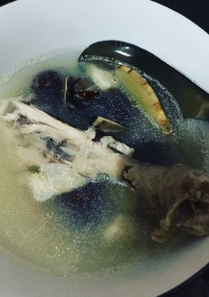 電鍋-蒜頭雞🐔湯 的食譜成品照片