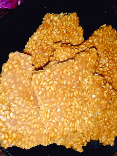 तिल की चिक्की (til ki chikki recipe in hindi) रेसिपी मुख्य फोटो