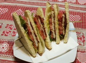 Foto di Club Sandwich con Cotoletta di pollo e speck croccante