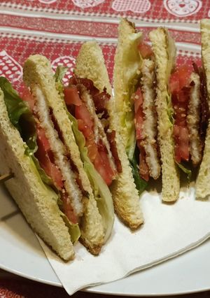 Foto di Club Sandwich con Cotoletta di pollo e speck croccante