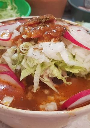Una foto de Pozole de huacales y champiñones