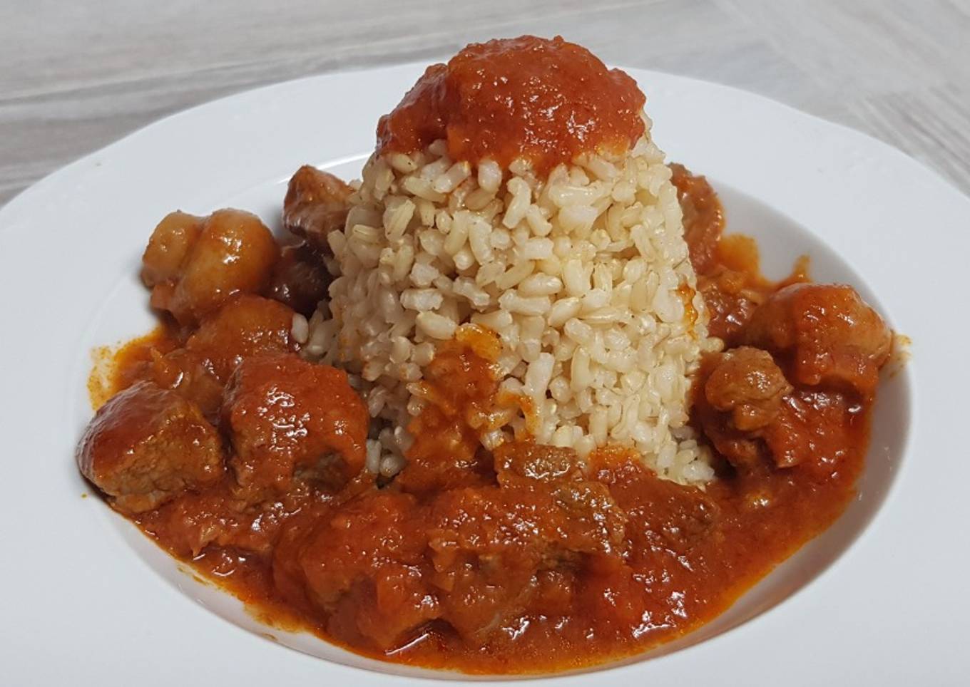 Ternera en salsa de tomate con champiñones y arroz integral