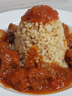 Una foto de Ternera en salsa de tomate con champiñones y arroz integral