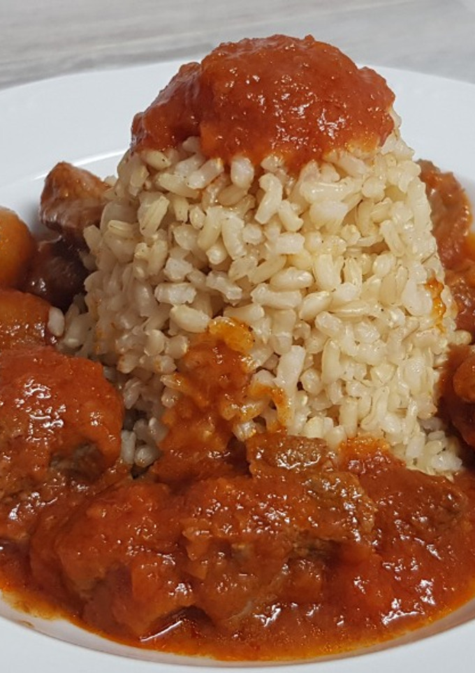 Una foto de Ternera en salsa de tomate con champiñones y arroz integral