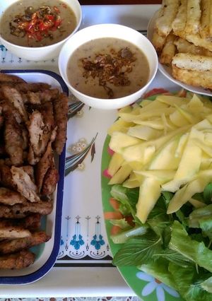 Hình của món Nem nướng trưa cuối tuần.