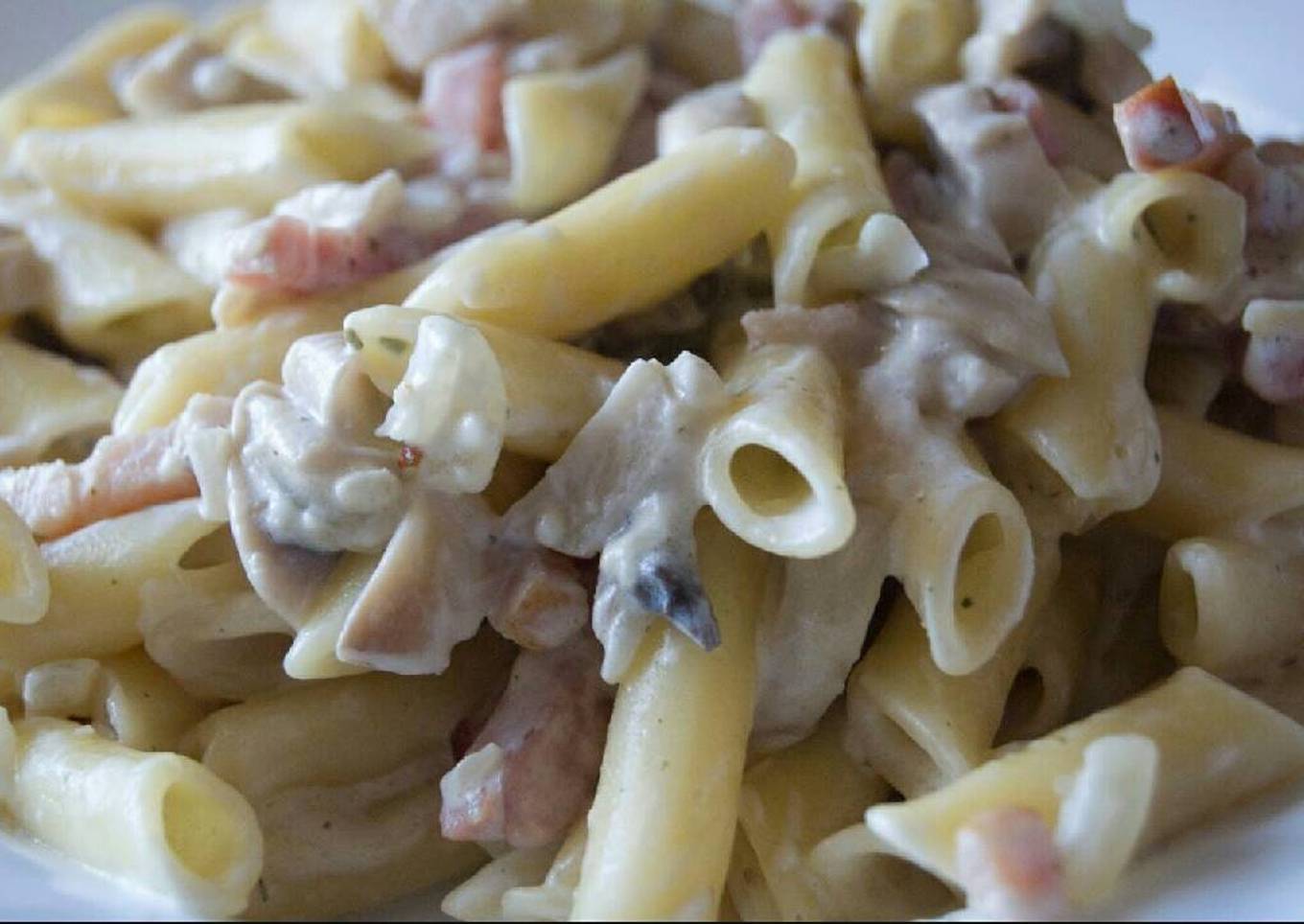 Macarrones a la Carbonara con Champiñones y Bacon