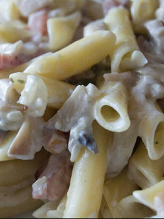 Una foto de Macarrones a la Carbonara con Champiñones y Bacon
