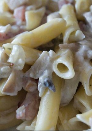 Una foto de Macarrones a la Carbonara con Champiñones y Bacon