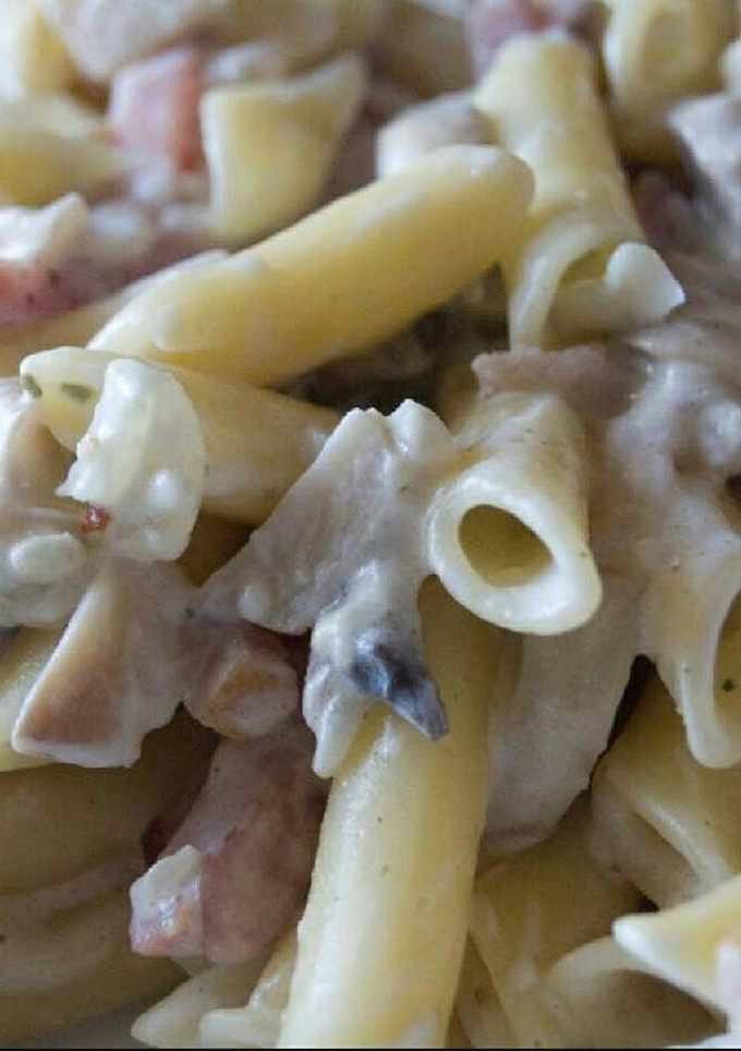 Una foto de Macarrones a la Carbonara con Champiñones y Bacon