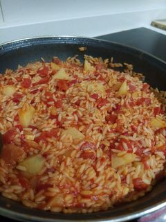 Una foto de 🥘 Arroz con tomate y piquillos