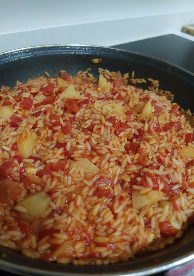 Una foto de 🥘 Arroz con tomate y piquillos