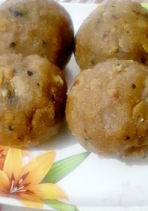 चूरमे के लड्डू (churme ke ladoo recipe in Hindi) रेसिपी मुख्य फोटो