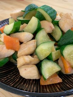 小黃瓜炒雞肉|簡易家常菜 的食譜成品照片