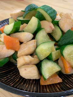 小黃瓜炒雞肉|簡易家常菜 的食譜成品照片