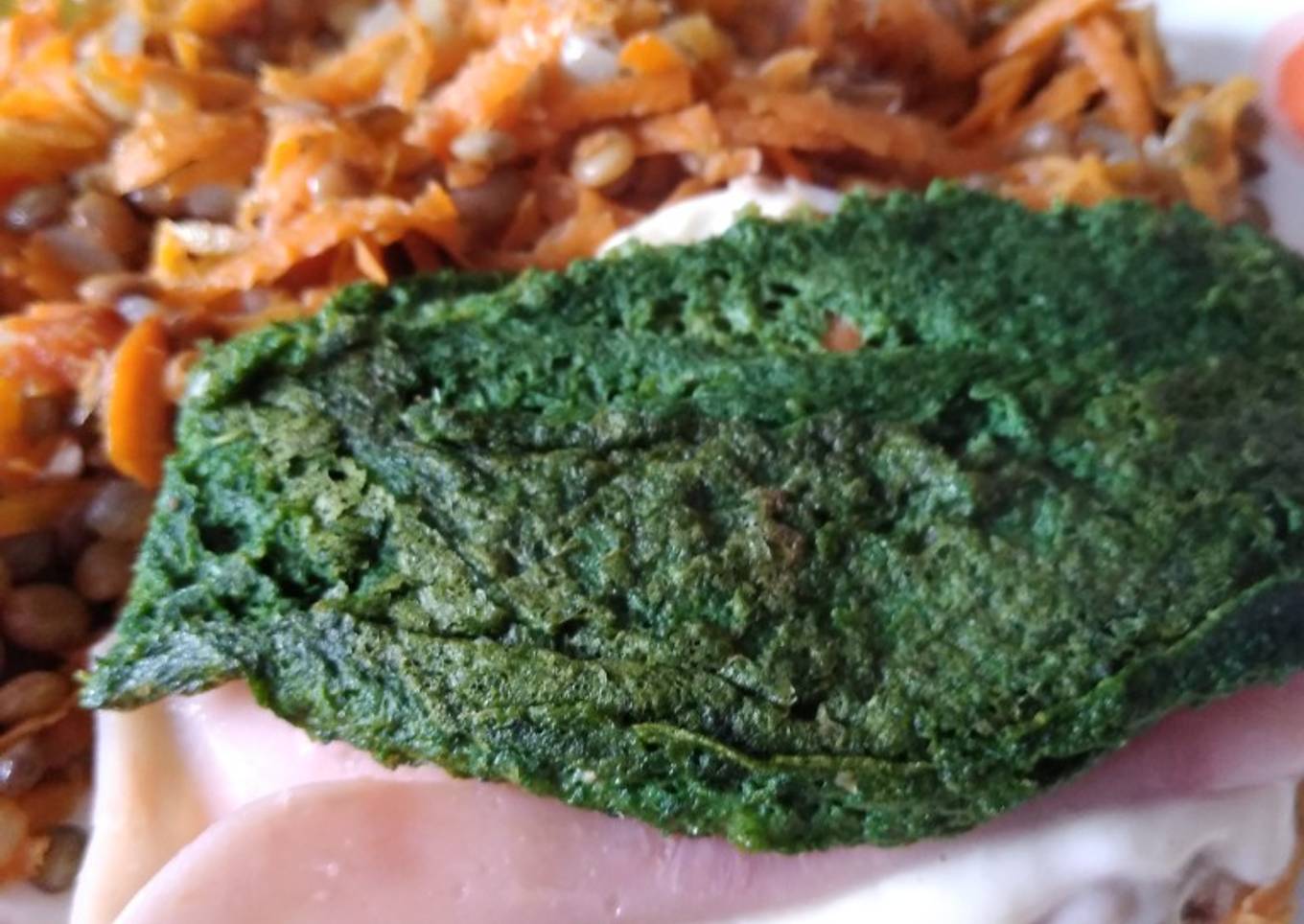 Omelette de espinaca y atún con ensalada de lentejas
