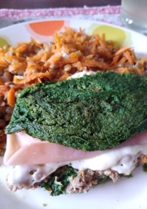 Una foto de Omelette de espinaca y atún con ensalada de lentejas