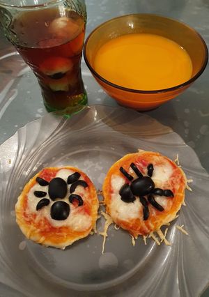 Une photo de Pizza Toile d'araignée, jus de sang et ses yeux de sépulceux