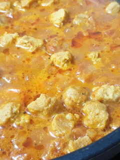Una foto de Curry de soja en trozos