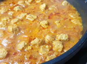 Una foto de Curry de soja en trozos