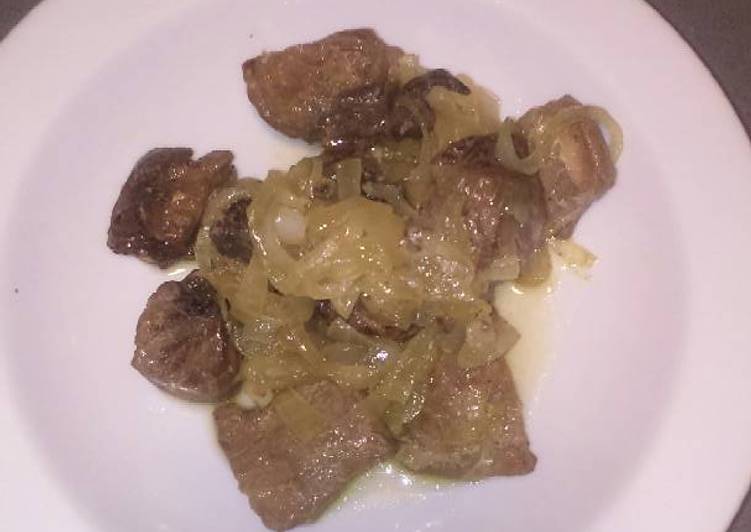 Atún encebollado