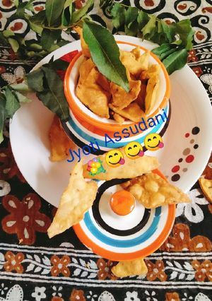 A picture of Namkeen khasta Namak paare.