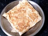 சீஸி ரொட்டி ஆம்லெட்(cheesy roti omelette recipe in tamil)