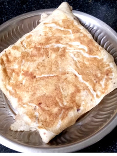 சீஸி ரொட்டி ஆம்லெட்(cheesy roti omelette recipe in tamil) செய்முறை முக்கிய புகைப்படம்
