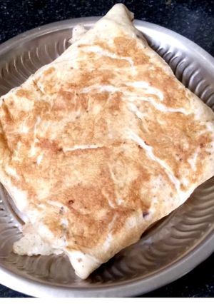 சீஸி ரொட்டி ஆம்லெட்(cheesy roti omelette recipe in tamil) செய்முறை முக்கிய புகைப்படம்