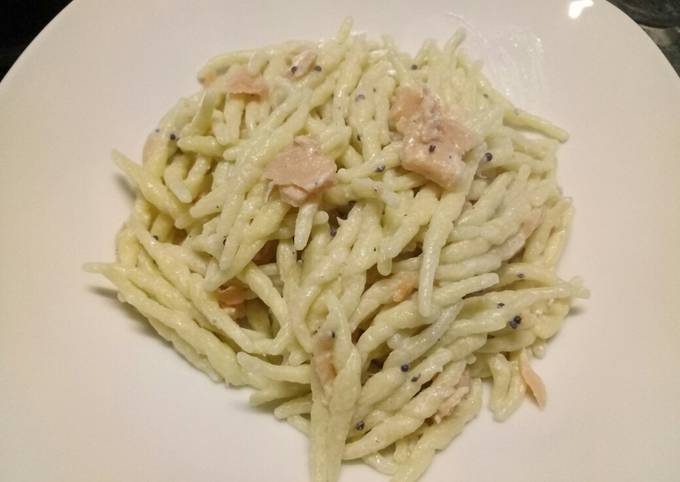 Recipe of Super Quick Homemade Fresh pasta with salmon, cream and caviar