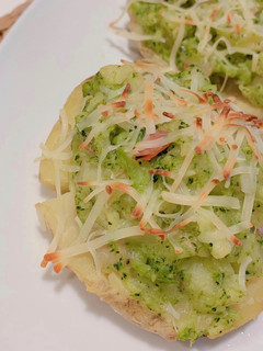 Foto principal de Patatas rellenas de brócoli, cebolla, jamón y queso