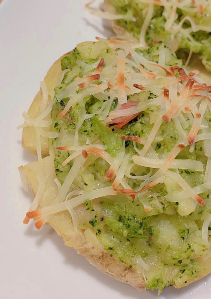Una foto de Patatas rellenas de brócoli, cebolla, jamón y queso
