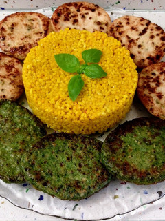 Una foto de Hamburguesas de calabacín con patatas, kale con espinacas y arroz con curry