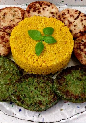Foto principal de Hamburguesas de calabacín con patatas, kale con espinacas y arroz con curry
