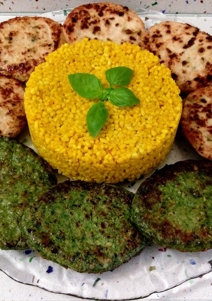 Una foto de Hamburguesas de calabacín con patatas, kale con espinacas y arroz con curry