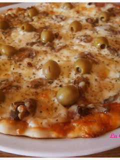 Una foto de Pizza de jamón, queso y champiñones