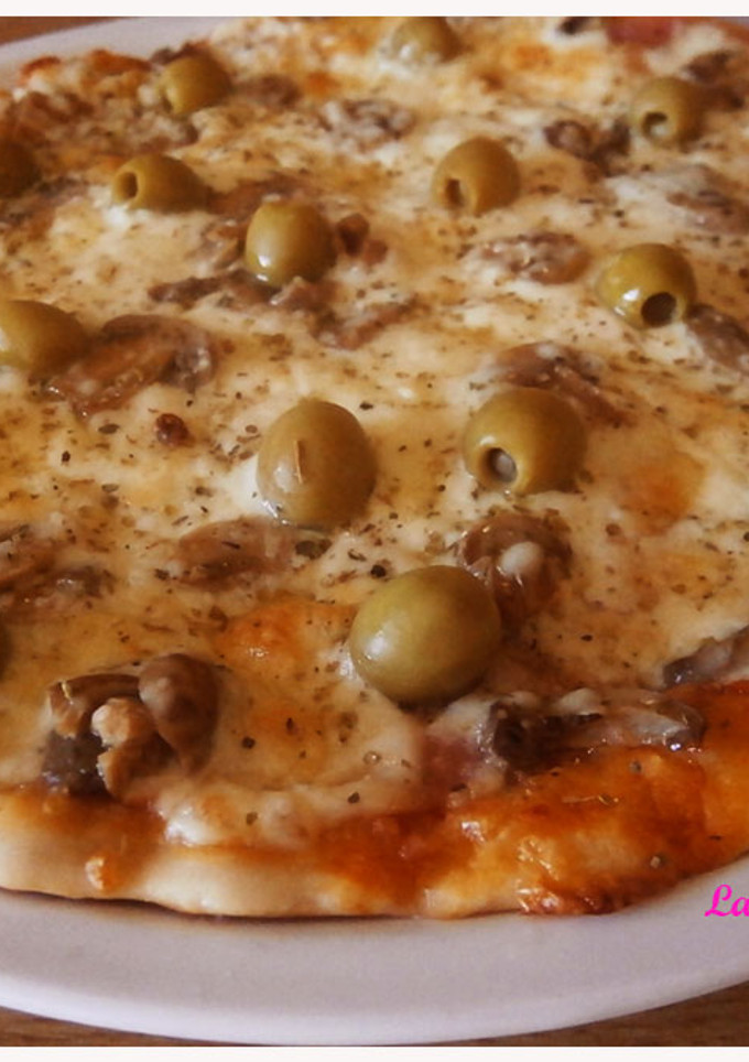 Una foto de Pizza de jamón, queso y champiñones