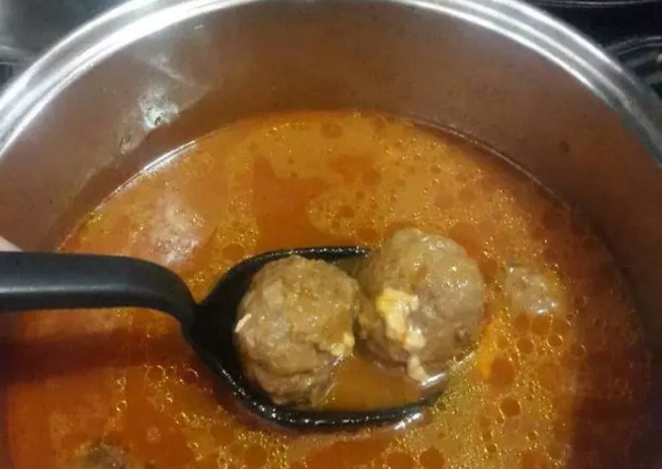 Albóndigas sin huevo rellenas de queso en caldillo de chipotle