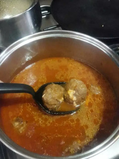 Una foto de Albóndigas sin huevo rellenas de queso en caldillo de chipotle