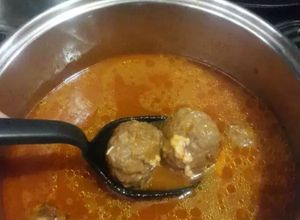 Una foto de Albóndigas sin huevo rellenas de queso en caldillo de chipotle