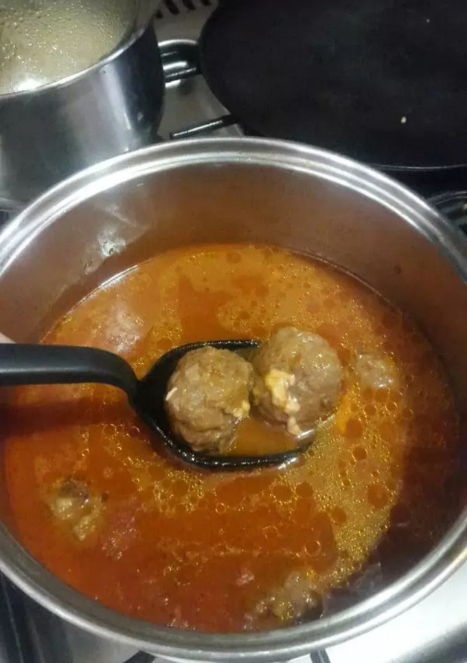 Una foto de Albóndigas sin huevo rellenas de queso en caldillo de chipotle